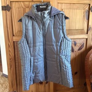 Puffer vest with detachable hood
